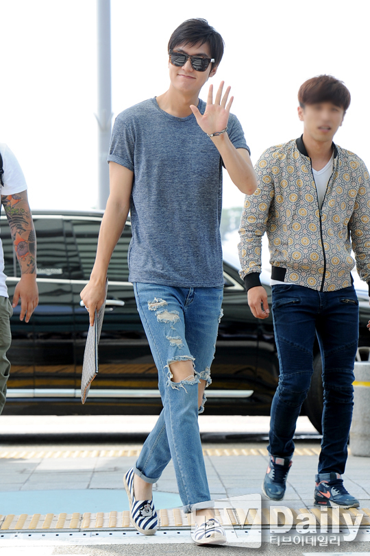 4 / 7 新浪娱乐讯 韩国男星李敏镐于前日(6月28日)经由仁川机场前往