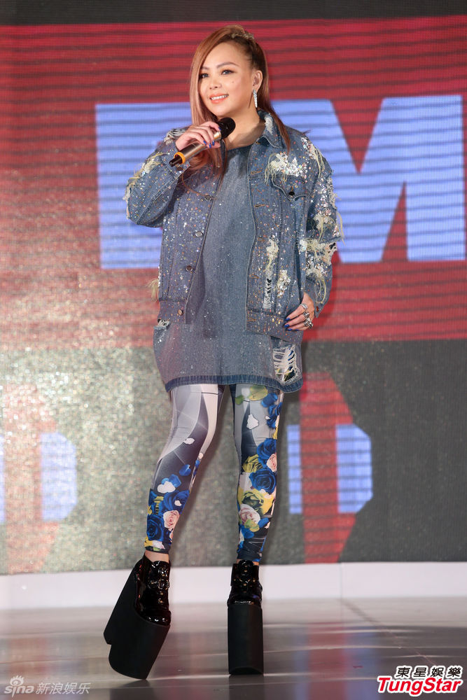 张惠妹踩恨天高出场