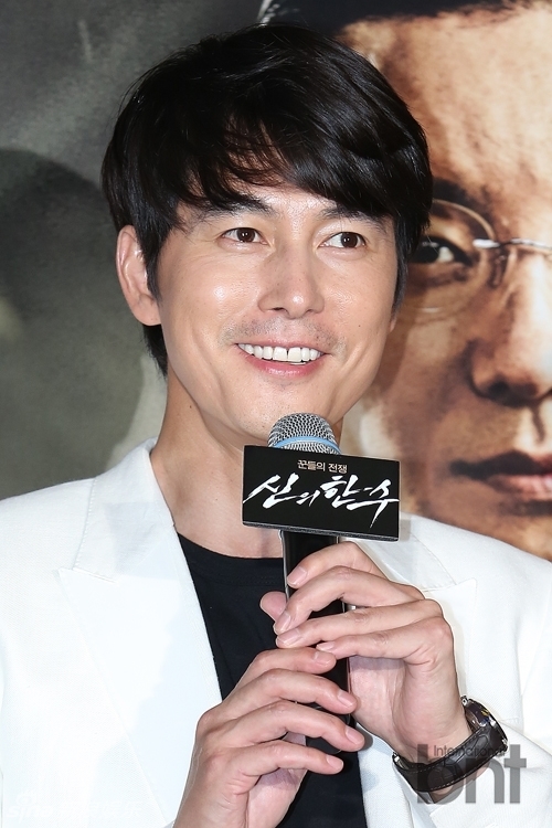 6 / 59 新浪娱乐讯 郑雨盛等主演出席韩国电影《神之一手》vip试映会