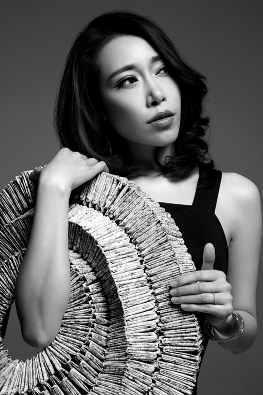 组图:金池曝黑白写真 魅惑眼神演绎冷都女_高清图集_新浪网