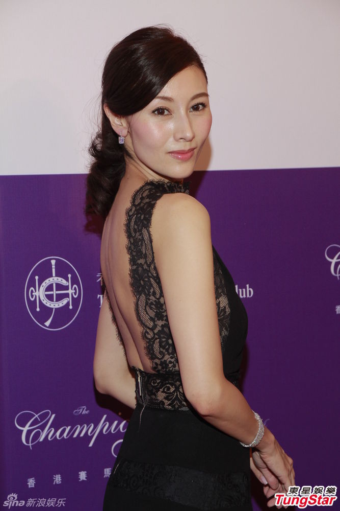 李嘉欣蕾丝晚装露美背自曝入院做检查