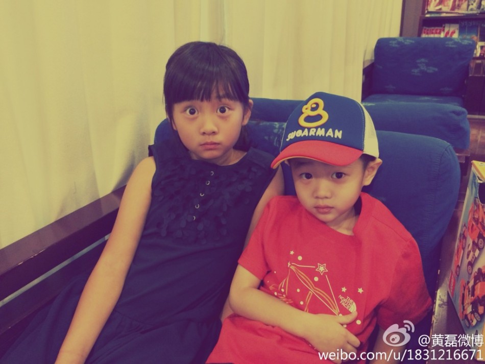 杨阳洋机场偶遇女神多多 笑开花合不拢嘴了