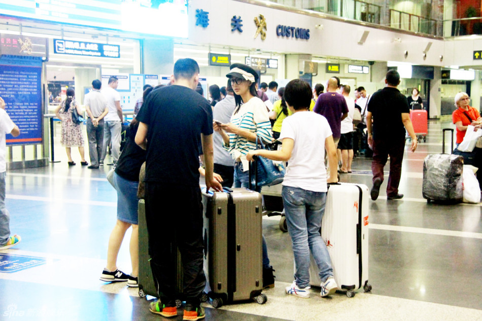 姚星彤现身机场