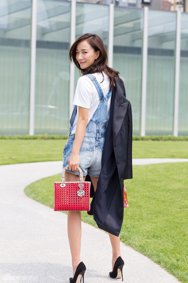 大片中的王珞丹长发干练笑容明朗,大秀修长美腿.