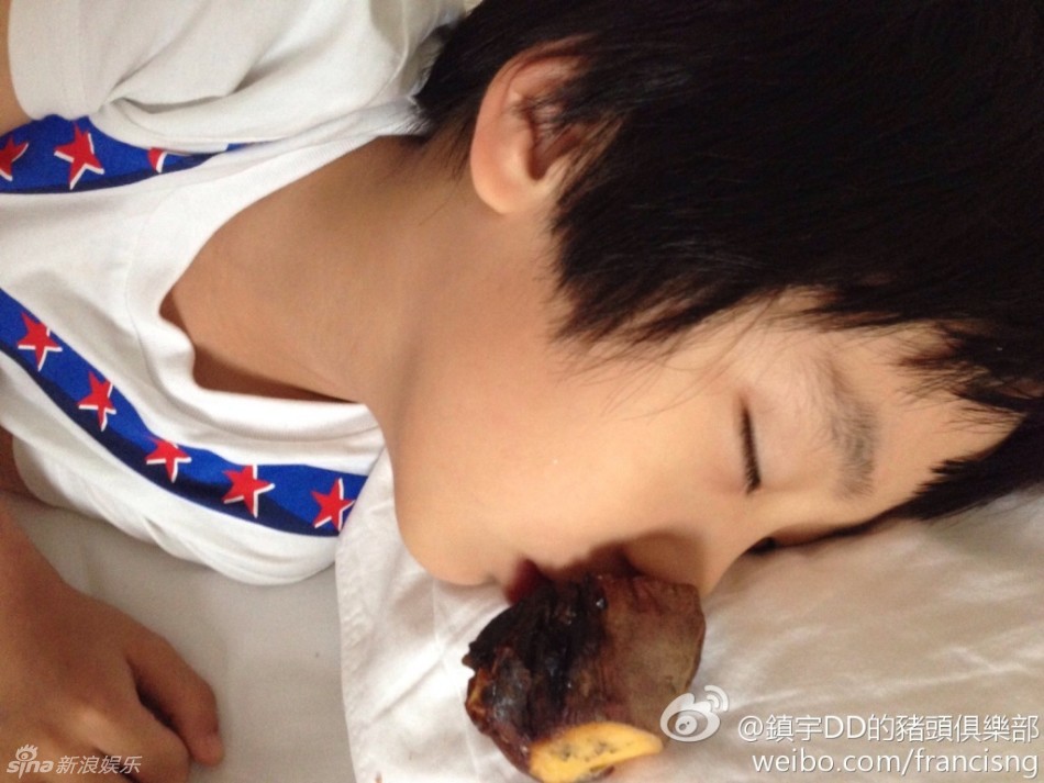 组图:"坑娃神爹"吴镇宇恶搞费曼赖床照_高清图集_新浪网