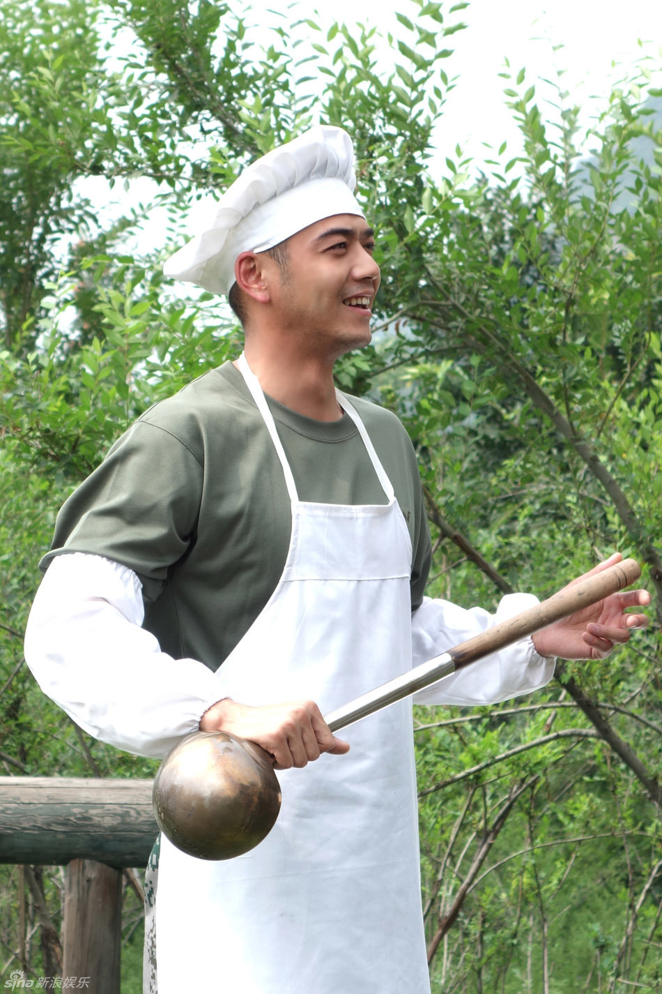 组图:《神犬奇兵》热播 汪爸杨烁爆趣味厨师照