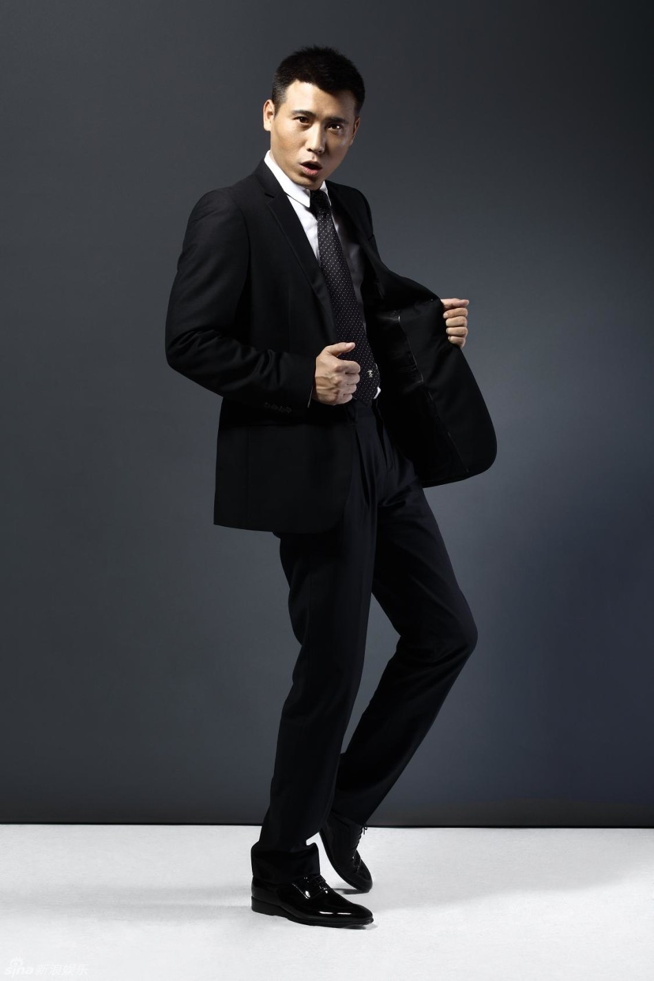 组图:李乃文鬼马写真 演多金老板获赞时尚先生_高清图集_新浪网