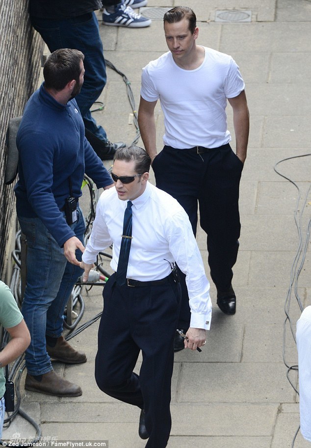 《传奇》,他饰演一对双胞胎——著名黑帮大佬克雷兄弟