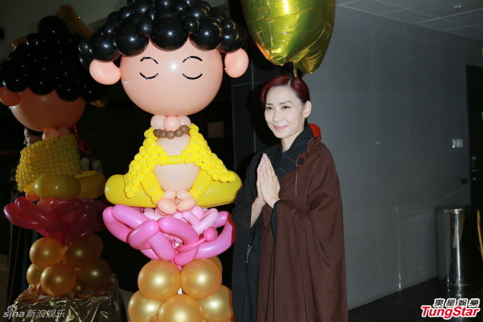 邝美云身穿宗教服致力于祈福忏悔