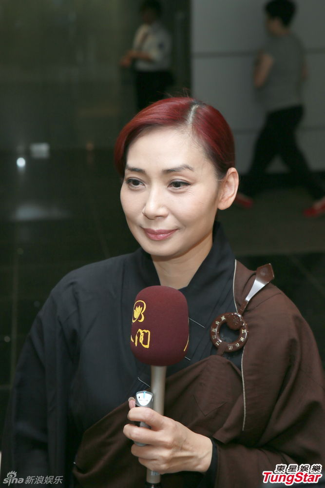 邝美云身穿宗教服 致力于祈福忏悔