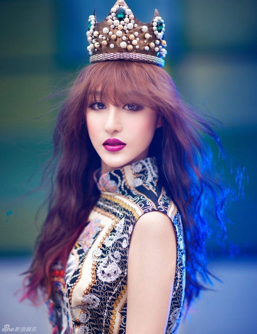 组图:刘羽琦卷发优雅出镜 展强烈时尚感