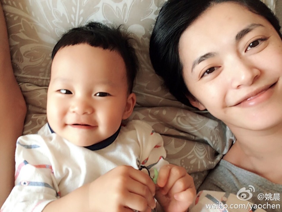 姚晨晒合影力证儿子像妈