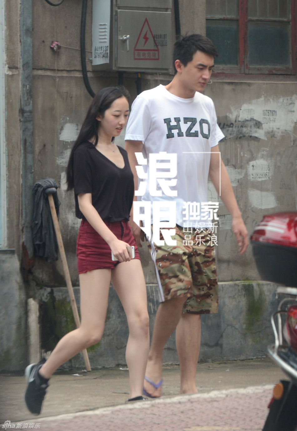 组图:林更新蒋梦婕散步吃拉面 挽胳膊轻抚背