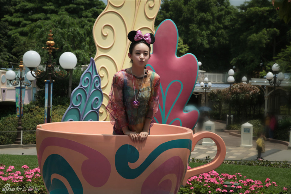 组图:《杉杉来了》赵丽颖爱玩 游乐园可爱萌照