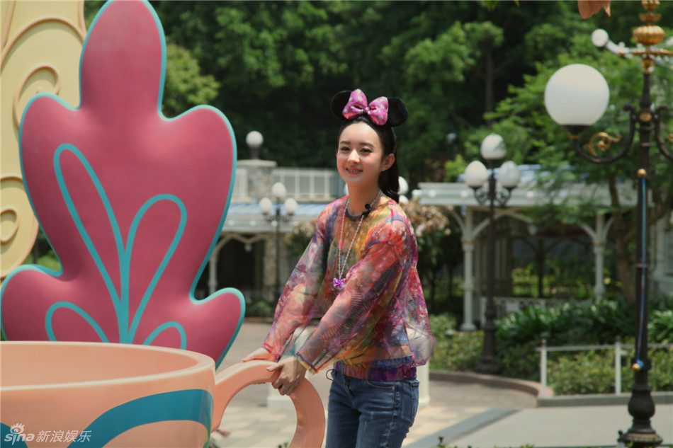 组图:《杉杉来了》赵丽颖爱玩 游乐园可爱萌照