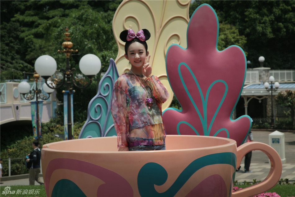 组图:《杉杉来了》赵丽颖爱玩 游乐园可爱萌照