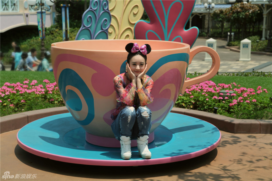 组图:《杉杉来了》赵丽颖爱玩 游乐园可爱萌照