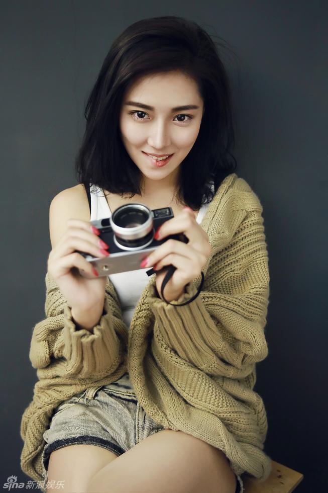 新浪娱乐讯 90后新生代女演员菅韧姿曝光一组慵懒迷人写真.