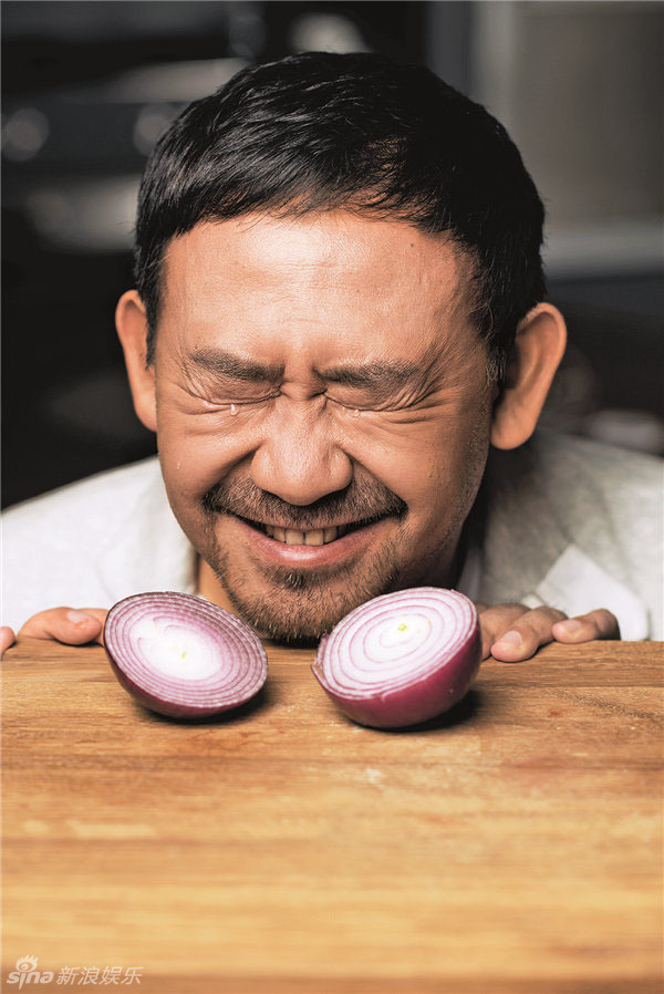 组图:姜武本色登封面 型男掌厨玩转厨房_高清图集_新浪网
