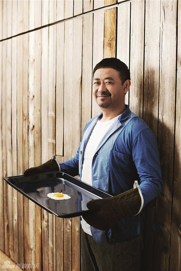 组图:姜武本色登封面 型男掌厨玩转厨房_高清图集_新浪网