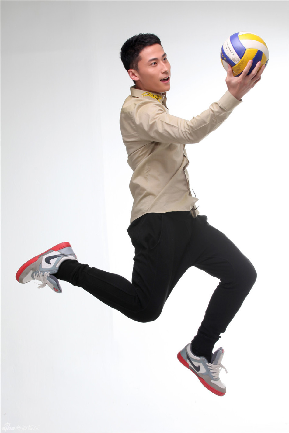 新浪娱乐讯 演员刘立曝光一组足球写真,有着温暖笑容的刘立亲和可爱