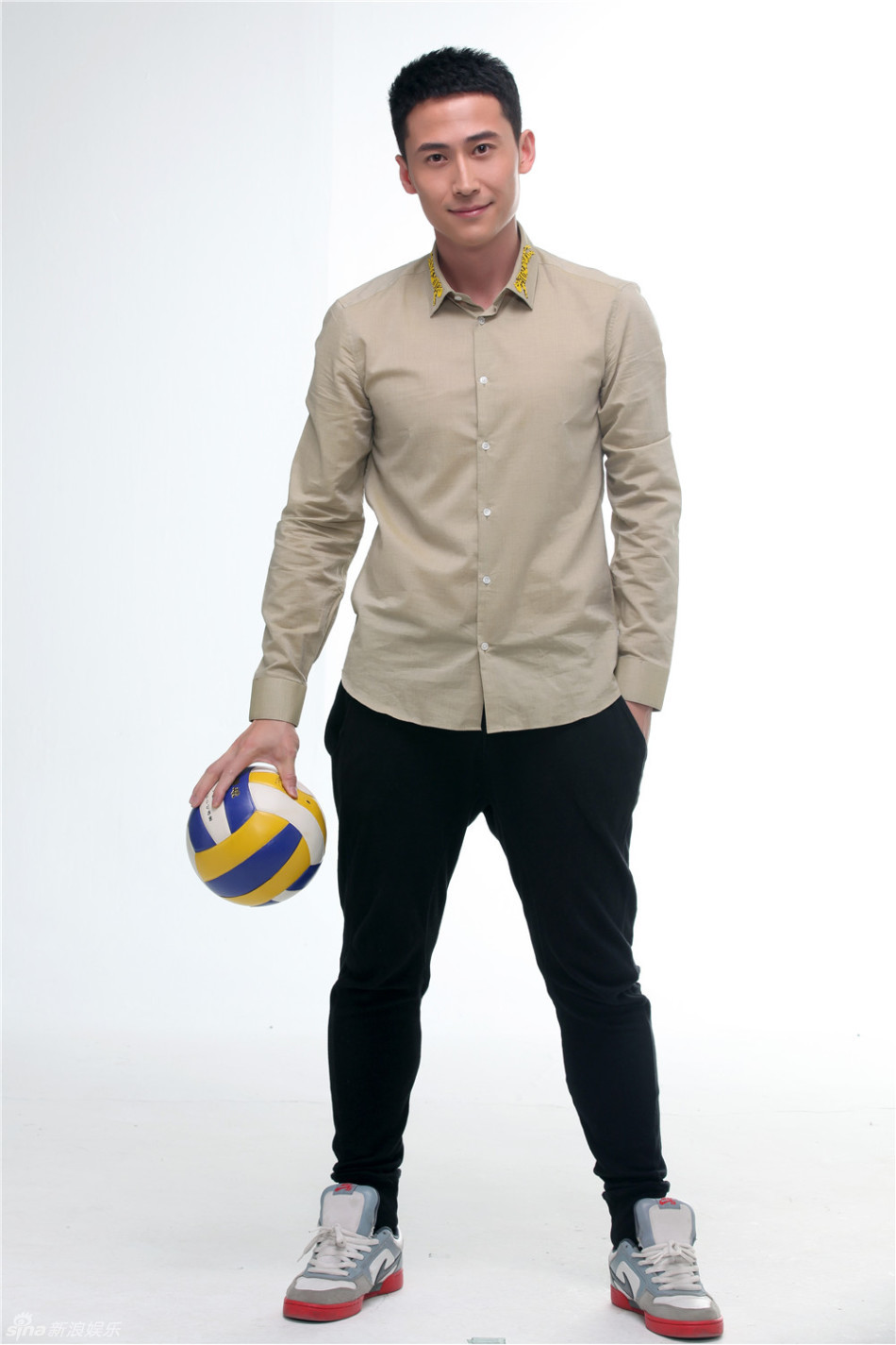新浪娱乐讯 演员刘立曝光一组足球写真,有着温暖笑容的刘立亲和可爱