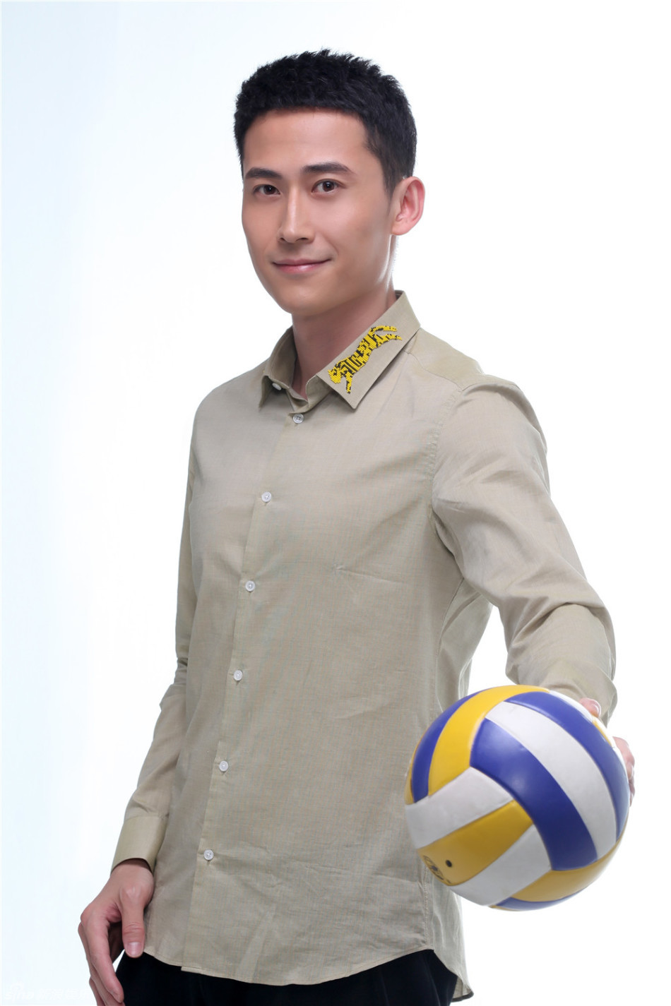 新浪娱乐讯 演员刘立曝光一组足球写真,有着温暖笑容的刘立亲和可爱