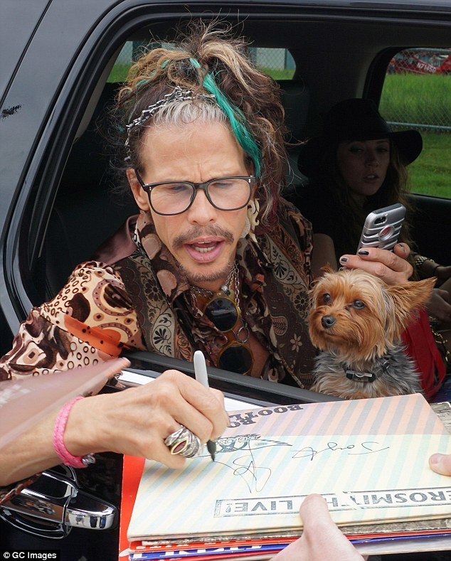 曝丽芙-泰勒66岁摇滚老爹恋上年轻女助理