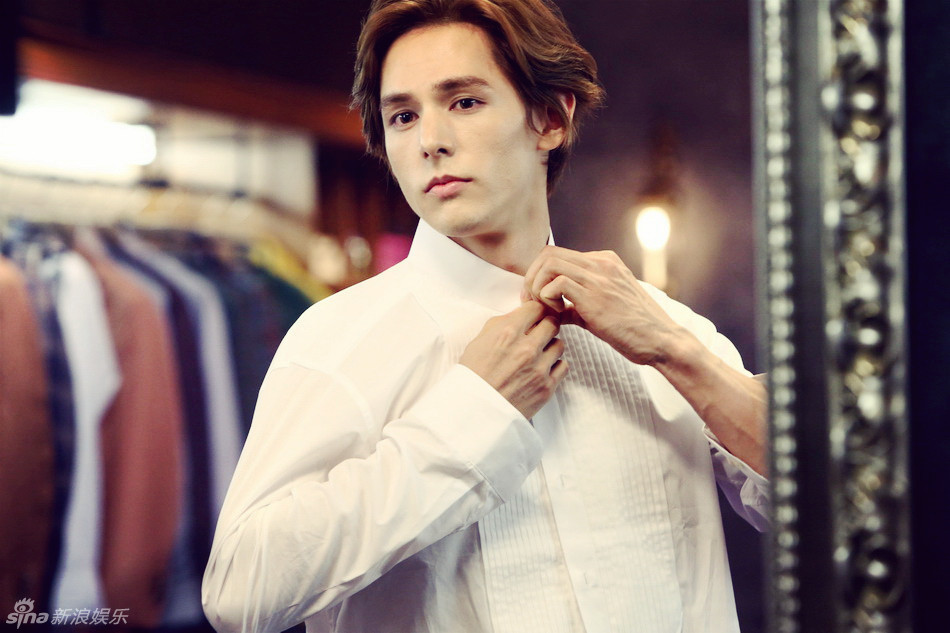 此时的两位"小鲜肉"正在认真的跟工作人员对发布会流程.