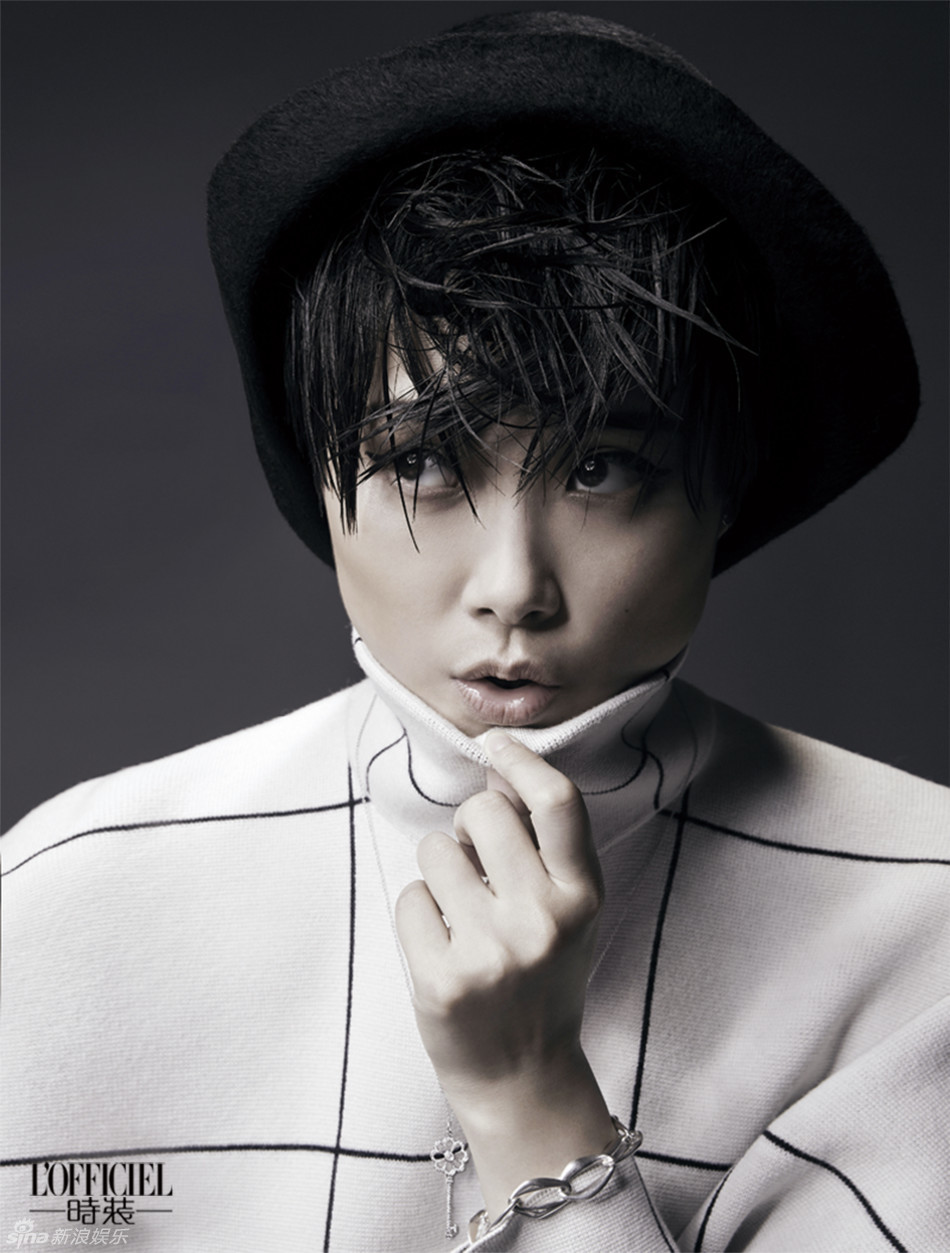 李宇春裙装登封面 率性秀长腿