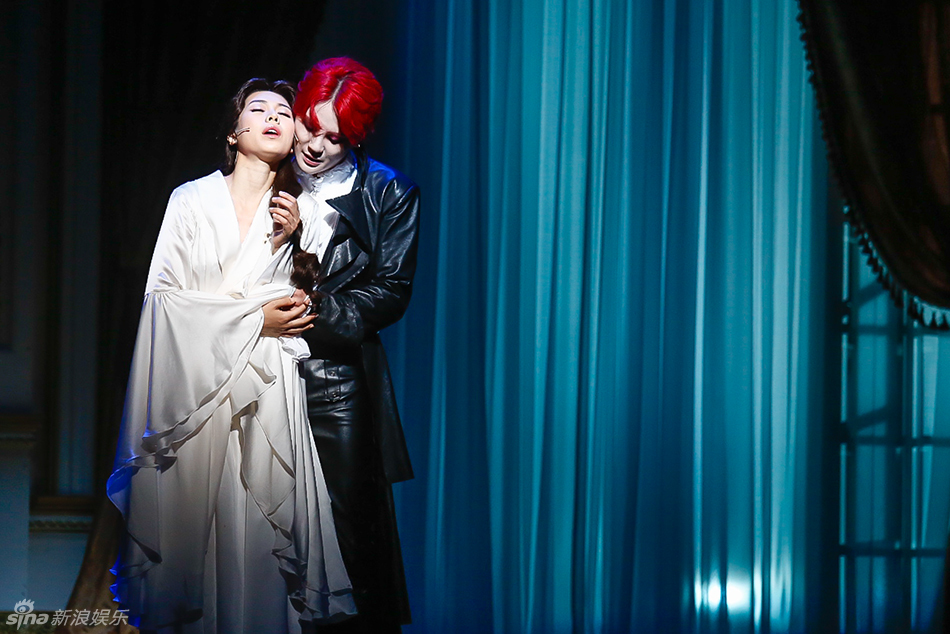 新浪娱乐讯 7月22日,在首尔举行韩国音乐剧《德拉库拉》的press call.