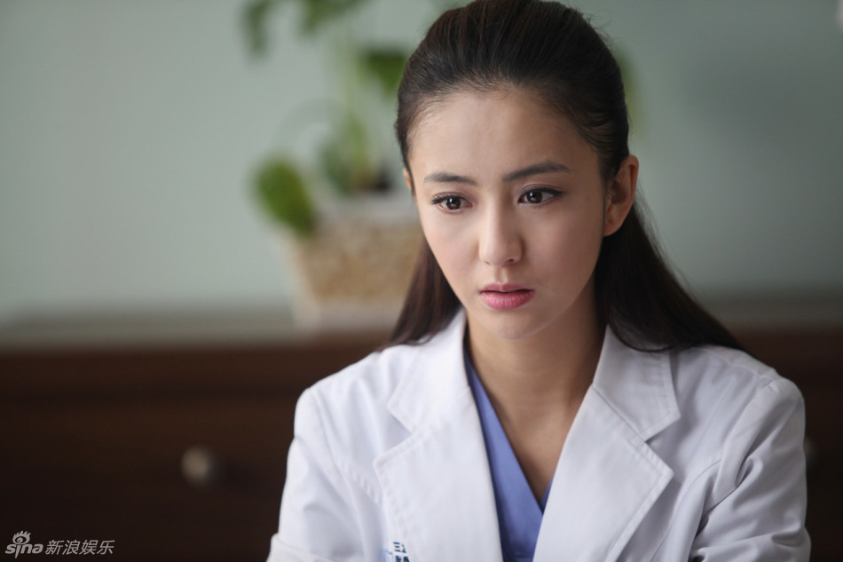 组图:《产科医生》佟丽娅剧照 首演医生穿白衣