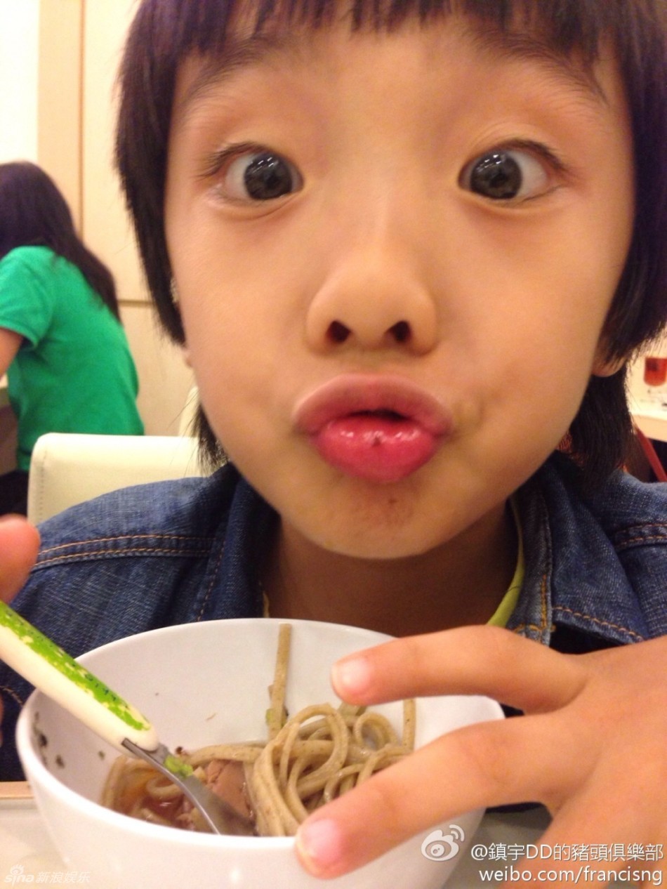 新浪娱乐讯 26日,吴镇宇在微博晒出一组穿着制服搞