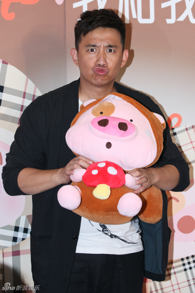 新浪娱乐讯 7月27日,黄磊与女儿多多为电影《麦兜我和我的妈妈》配音.