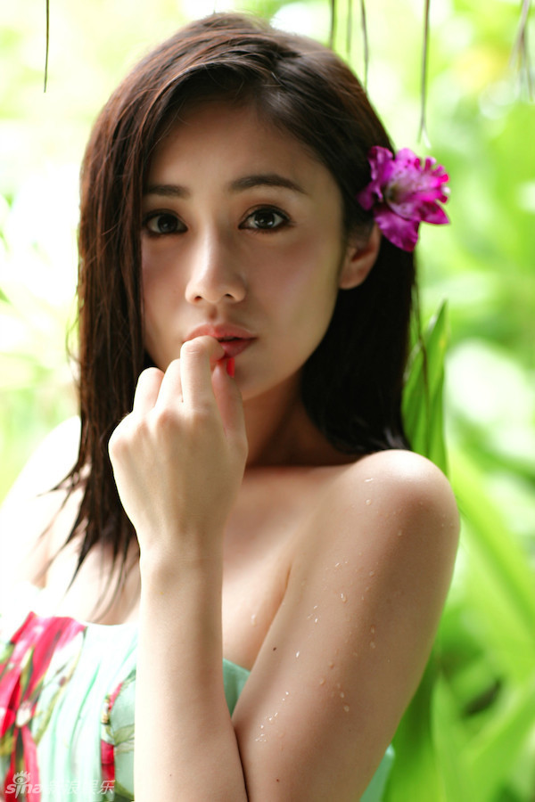 组图:刘云夏日清凉写真 笑容温婉淡定优雅_高清图集_新浪网