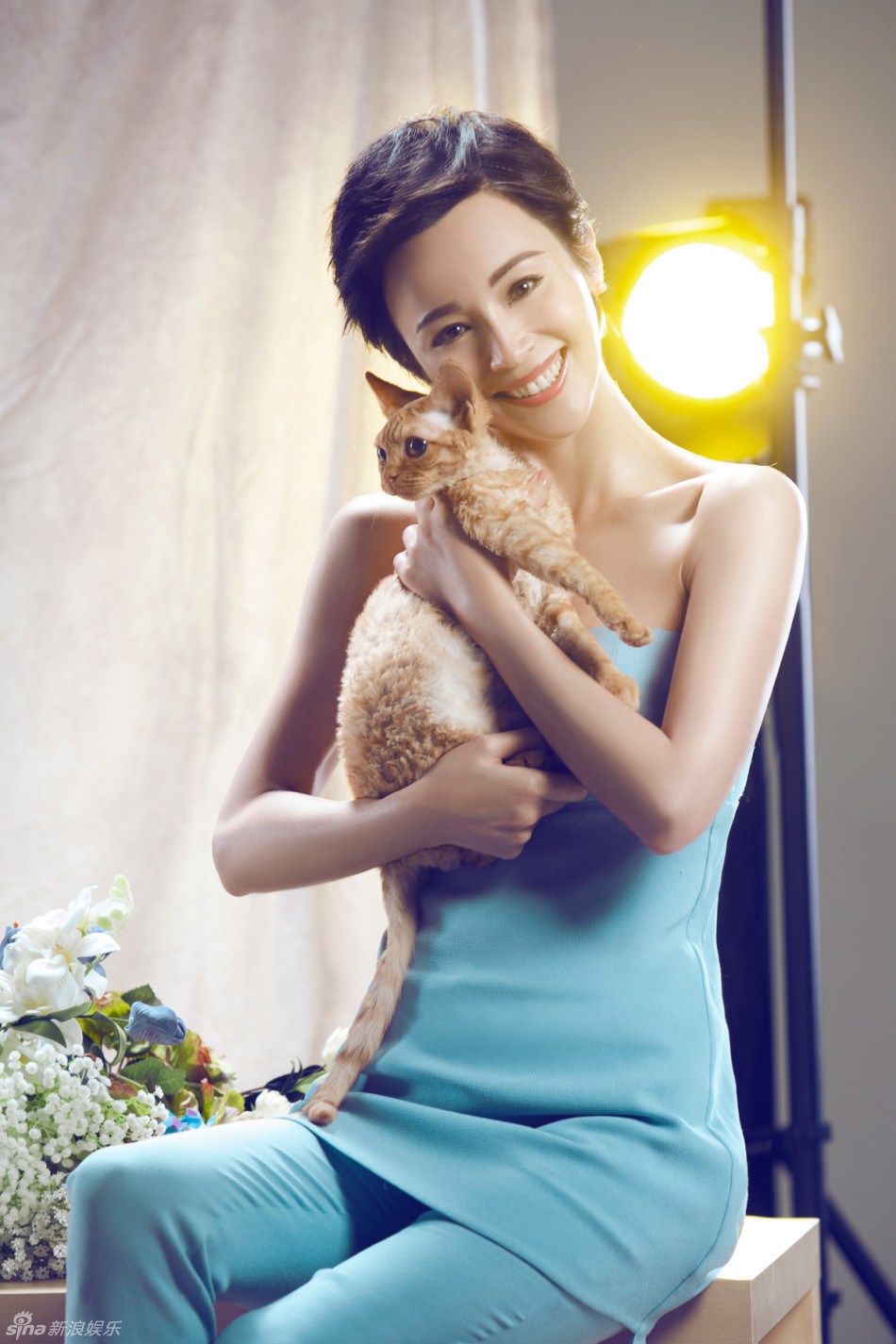 组图:石小群香肩渐裸携喵星人登封面_高清图集_新浪网