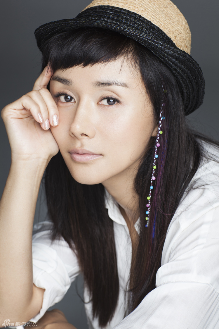 组图:游悠时尚写真 恬静笑容演绎优雅魅力_高清图集_新浪网