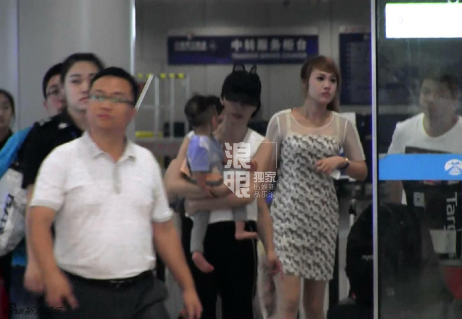 姚晨抱娃与老公回京