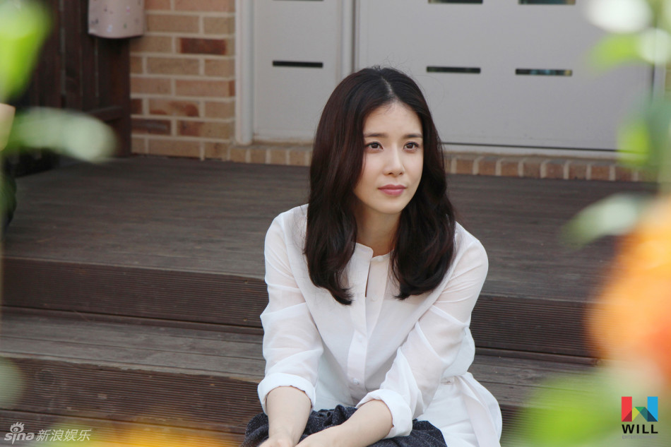 组图:李宝英幕后照 淡雅端庄展知性美_高清图集_新浪网