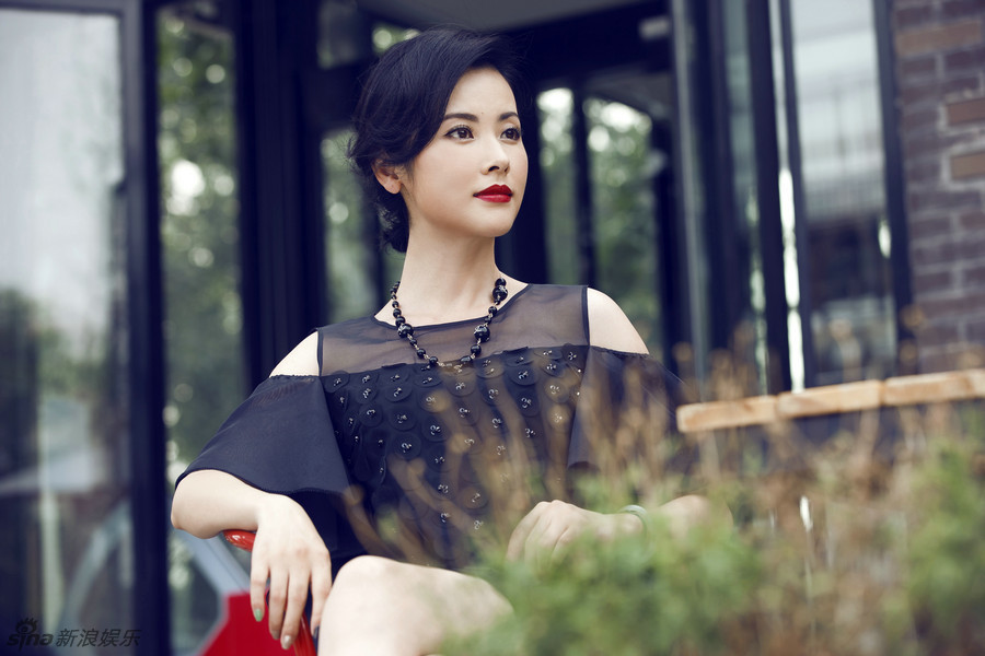 组图:杨明娜红唇复古写真曝光 透视装显冷艳