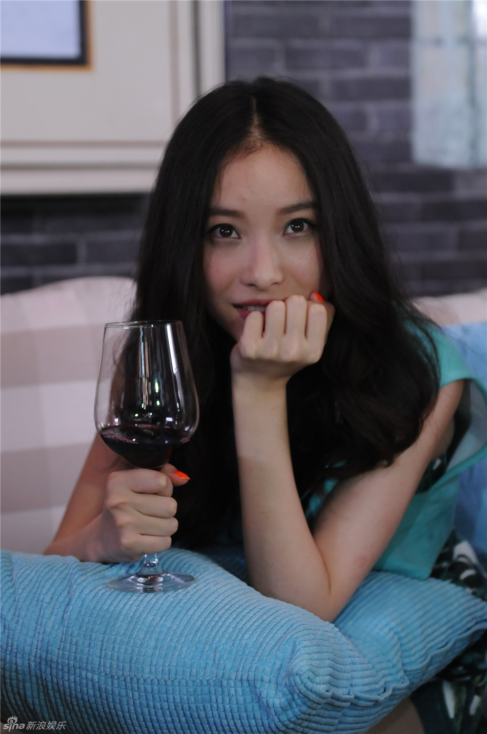 组图:《新娘大作战》杀青 倪妮baby互吻喝交杯_高清图集_新浪网