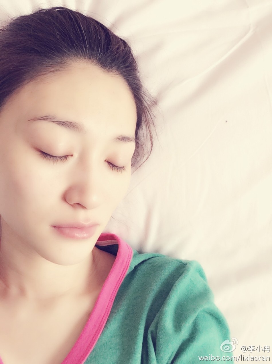 李小冉闭眼自拍