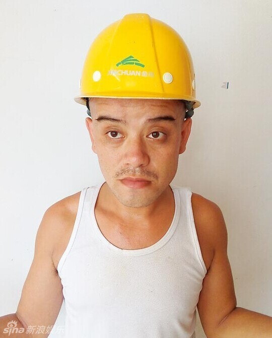 只是真人版的"光头强"不是伐木工人,而是厨师,真名叫黄彬,今年34岁.