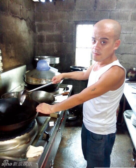 只是真人版的"光头强"不是伐木工人,而是厨师,真名叫黄彬,今年34岁.