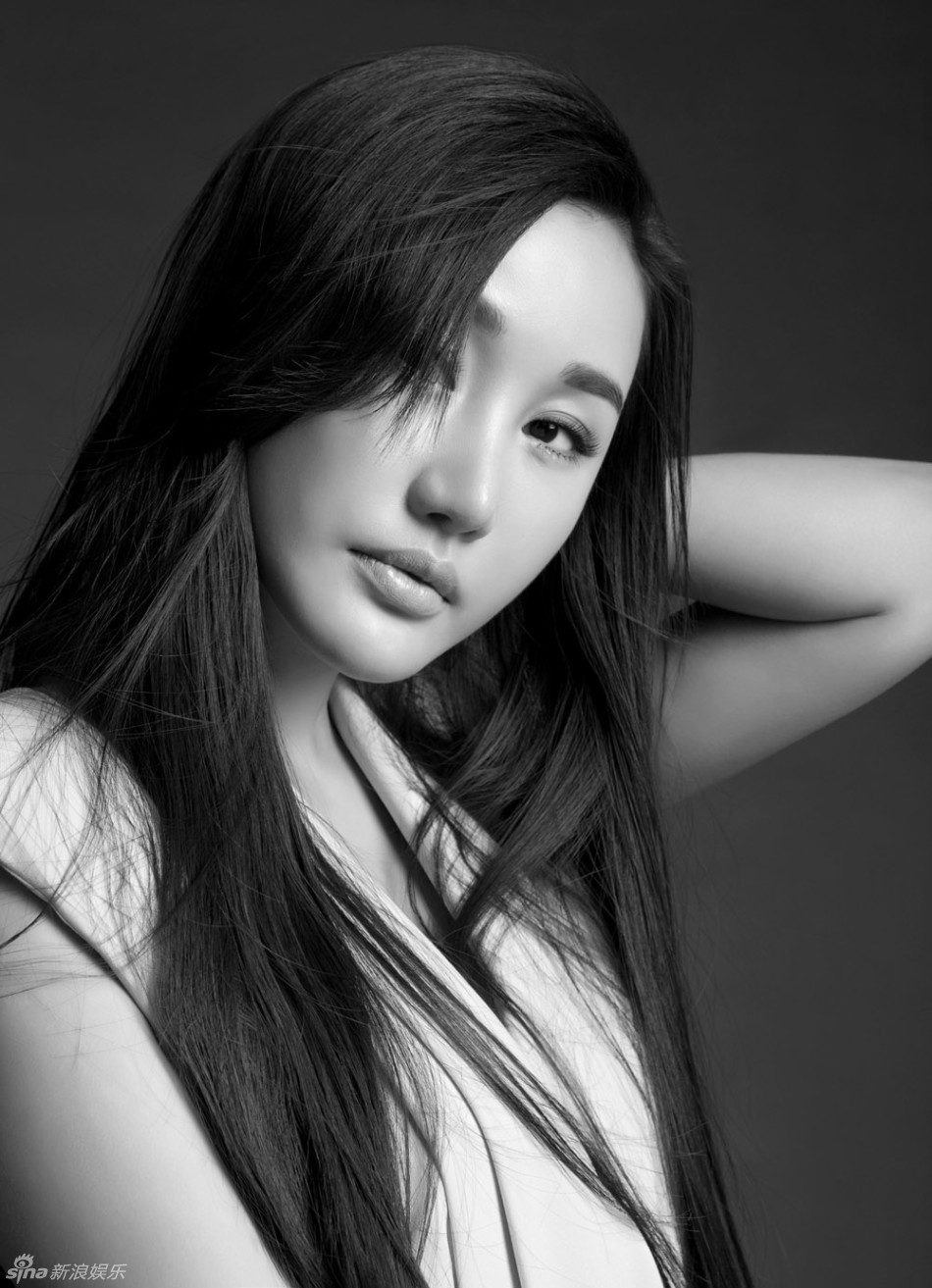 刘璐珈时尚大片展百变女王优雅风范