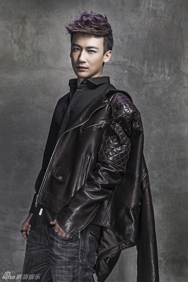 28 1 / 5 叶项明一组性感邪魅风格的写真曝光,身着咖色皮衣的他身材