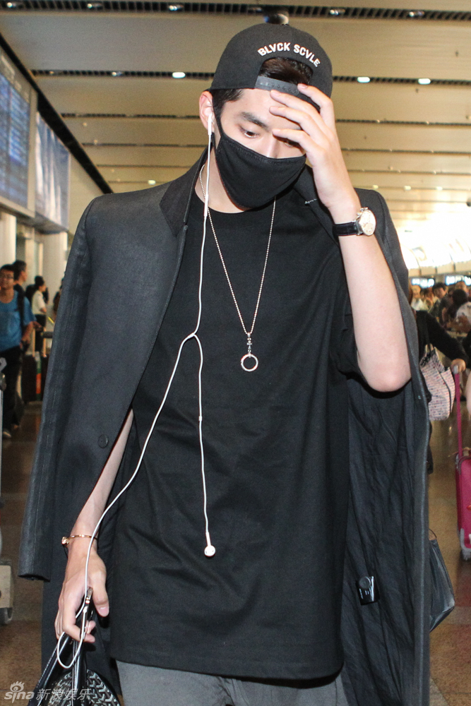 吴亦凡戴口罩现身机场