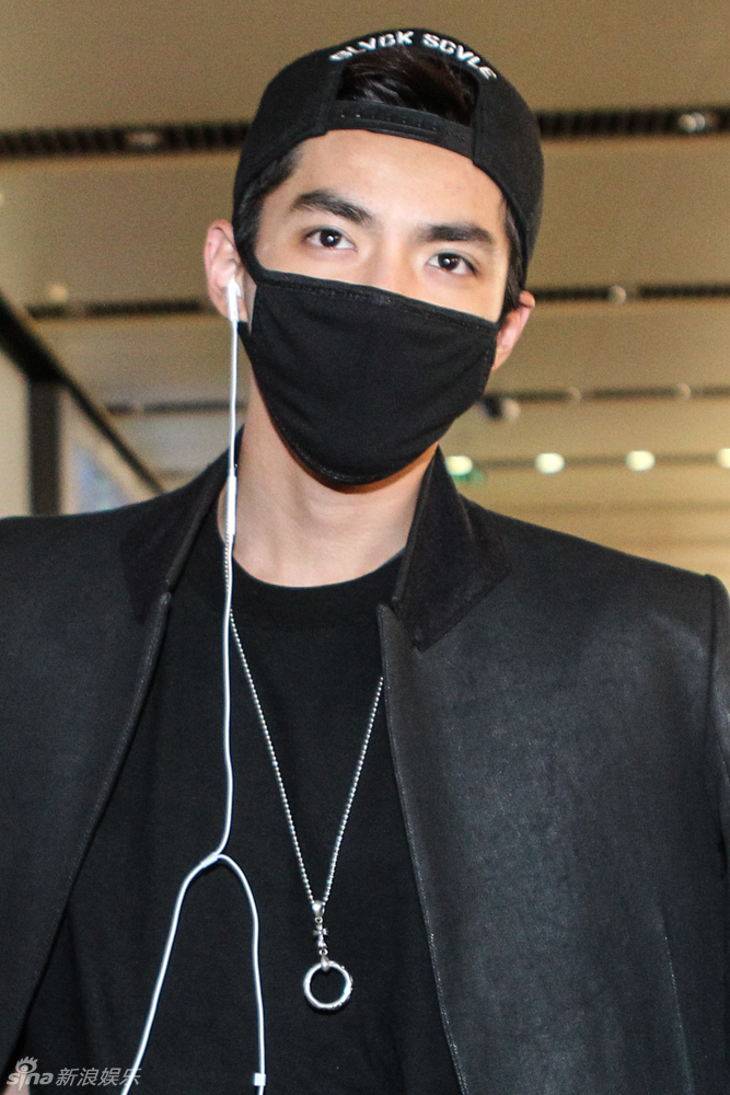 组图:吴亦凡解约后回国 戴口罩现身被粉丝拥堵_高清图集_新浪网