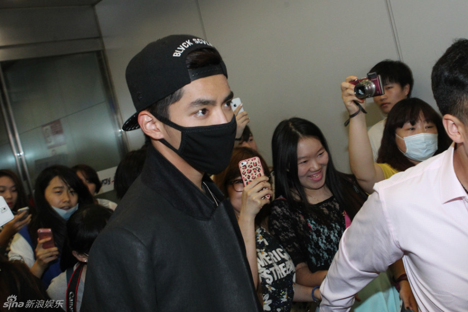 吴亦凡戴口罩现身机场