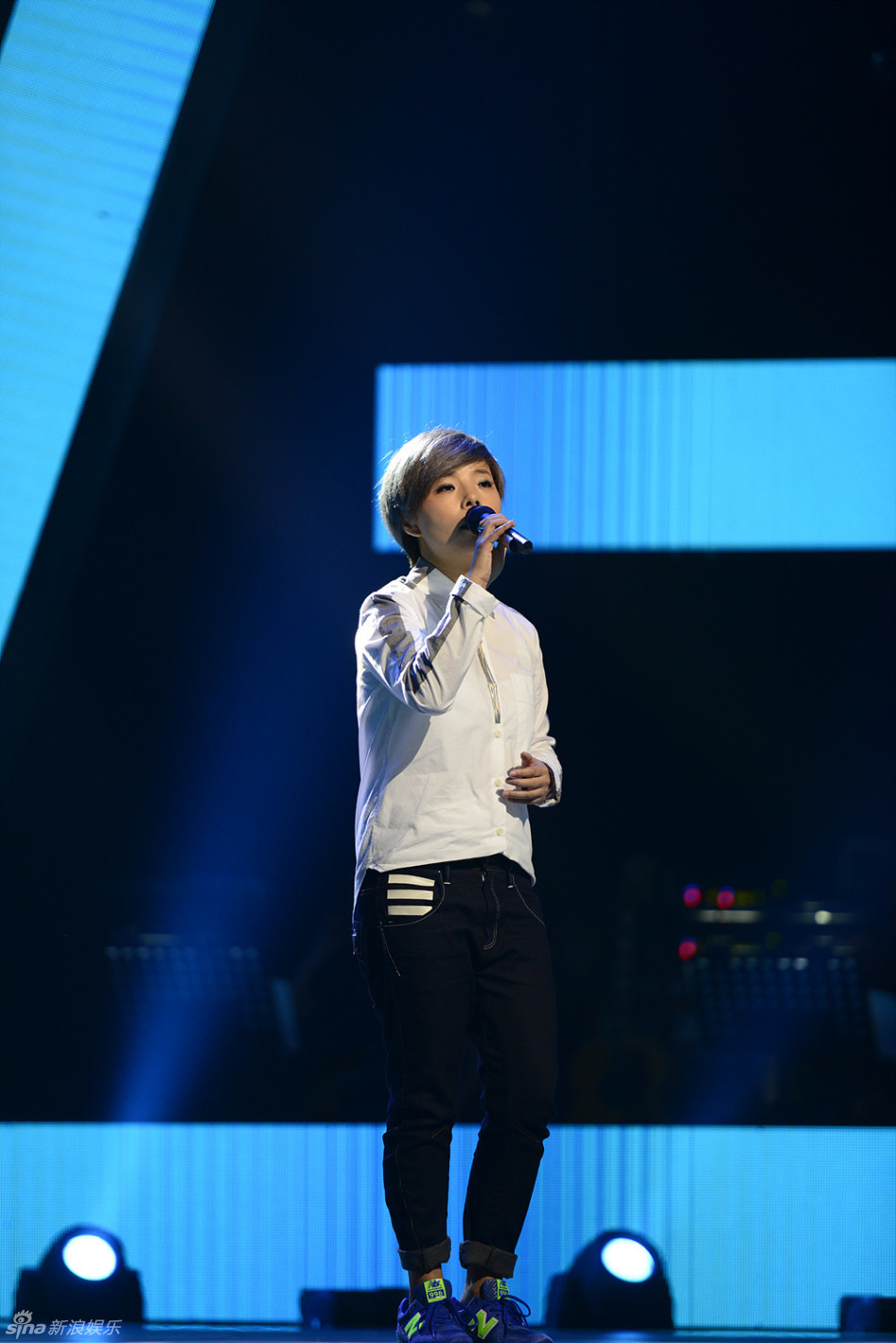 莫艳琳白衣干净